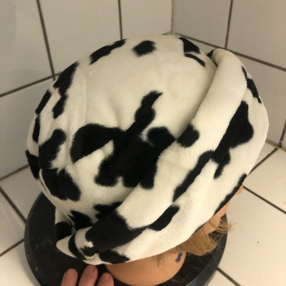 Black and White Beret Hat for those special occasions. Lovely hat to dress up. - Picture 6 of 9